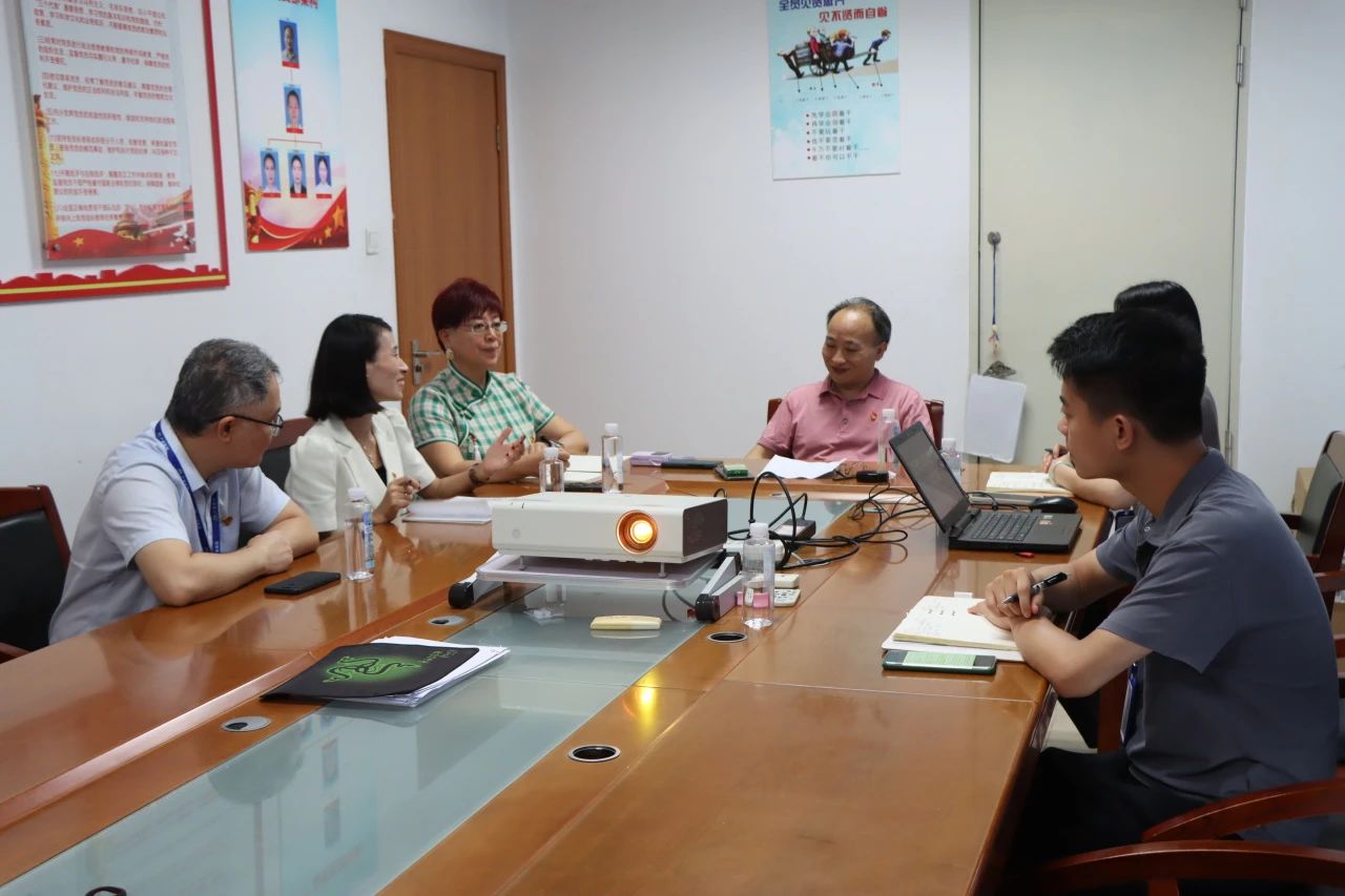 党旗飘扬，，，，，共庆绚烂