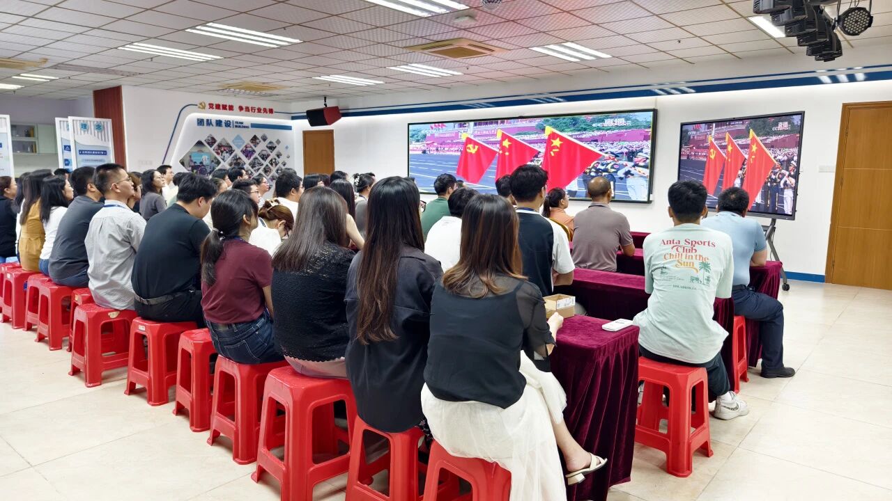 万利国际官网集团丨凝聚爱国磅礴力量！集团组织全员寓目阅兵仪式